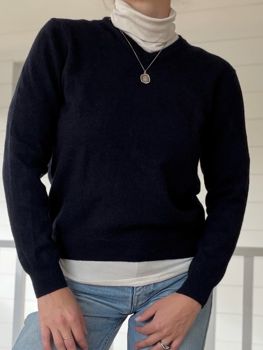 100% Merino Wool Navy Calvin Klein V-Neck Sweater Medium Fits Women's S / XS